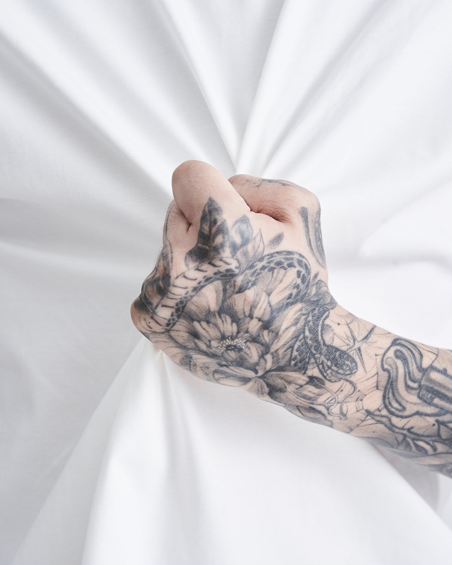 ESSENTIAL TEE (WHITE)